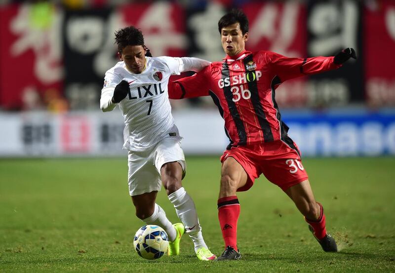 Japan's Kashima Antlers midfielder Lucas Fernandes Caio (L) vies for the ball with South Korea's FC Seoul forward Jung Jo-Gook(R) during their AFC Champions League Group Stage football match in Seoul on March 4, 2015. (AFP)