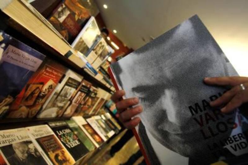 A man reads a book with the picture of Peruvian writer Mario Vargas Llosa, winner of the 2010 Nobel Prize in Literature, at El Virrey bookstore in Lima, October 7, 2010. Llosa, who won the Nobel Prize for literature on Thursday, is also a prominent political columnist who ran unsuccessfully for president of Peru in 1990 as a conservative -- years after abandoning leftist ideas that captivated many of his Latin America peers.  REUTERS/Mariana Bazo (PERU - Tags: SOCIETY MEDIA POLITICS) *** Local Caption ***  LIM05_NOBEL-LITERAT_1007_11.JPG