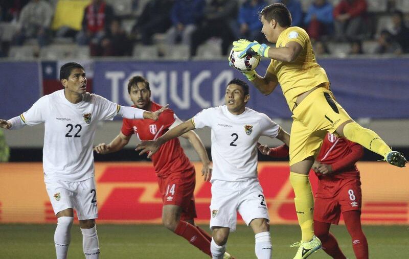 Bolivian goalkeeper Romel Quinonez catches the ball. Paolo Aguilar / EPA / 25 June, 2015
