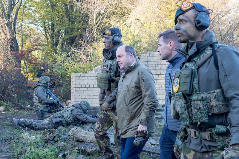 Mr Wallace watches Ukrainian soldiers take part in a military exercise in the north of England in November. Getty Images
