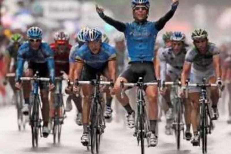 Team Columbia rider Mark Cavendish of Britain holds up his arms as he wins the eighth stage of the 95th Tour de France cycling race between Figeac and Toulouse, July 12, 2008. 
  REUTERS/Jean-Paul Pelissier  (FRANCE) *** Local Caption ***  TDF21_CYCLING-FRANC_0712_11.JPG