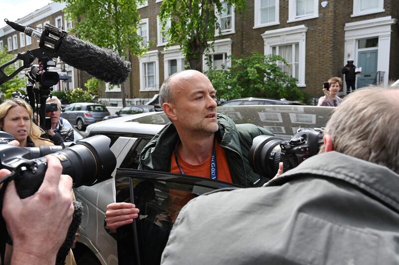 TOPSHOT - Number 10 Downing Street special advisor Dominic Cummings leaves his home in London on May 24, 2020 following allegations he broke coronavirus lockdown rules by travelling across the country in March.  British Prime Minister Boris Johnson was under increased pressure on Sunday to sack top aide Dominic Cummings who was facing allegations that he had breached coronavirus lockdown rules for a second time. The British government has so far rejected calls to sack Cummings over allegations he broke coronavirus lockdown rules by travelling across the country with his wife while she was suffering from symptoms of the disease, but even MPs from his own party were calling for him to leave on Sunday. / AFP / Glyn KIRK
