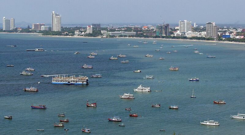 CORRECTION-CITY           TO GO WITH "Thailand-coup-tourism-Pattaya,sched"
This general view shows the beach along the coast of the Thai holiday resort town of Pattaya, some 150 kms east of the Thai capital Bangkok, 22 September 2006. Millions of tourists flock to Pattaya each year to enjoy the beaches, water sports and notorious nightlife, where bar girls parade in minuscule shorts and kathoeys (ladyboys) beckon unsuspecting foreigners into neon-lit bars. But at the resort, which has recently undergone a renaissance of sorts with family-friendly hotels sprouting up, there were no signs that the recent coup had even taken place.    AFP PHOTO/Indranil MUKHERJEE (Photo by INDRANIL MUKHERJEE / AFP)