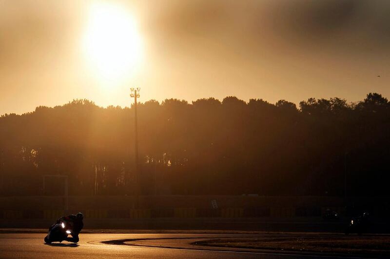 Riders compete during the 35th Le Mans 24-hour motorcycle endurance race in Le Mans September 9, 2012. REUTERS/Stephane Mahe (FRANCE - Tags: SPORT MOTORSPORT)