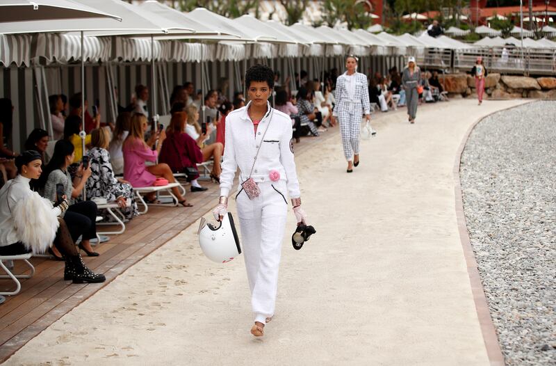 At the Monte Carlo cruise 2022/23 show, models carried crash helmets, marked with the number 5, the lucky number of Chanel founder Gabrielle. Photo: EPA 