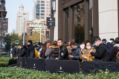 Visitors wait to enter the Starbucks Reserve Roastery outlet in Shanghai on December 6, 2017.
Starbucks opened its largest cafe in the world in Shanghai on December 6 as the US-based beverage giant bets big on the burgeoning coffee culture of a country traditionally known for tea-drinking. / AFP PHOTO / - / China OUT