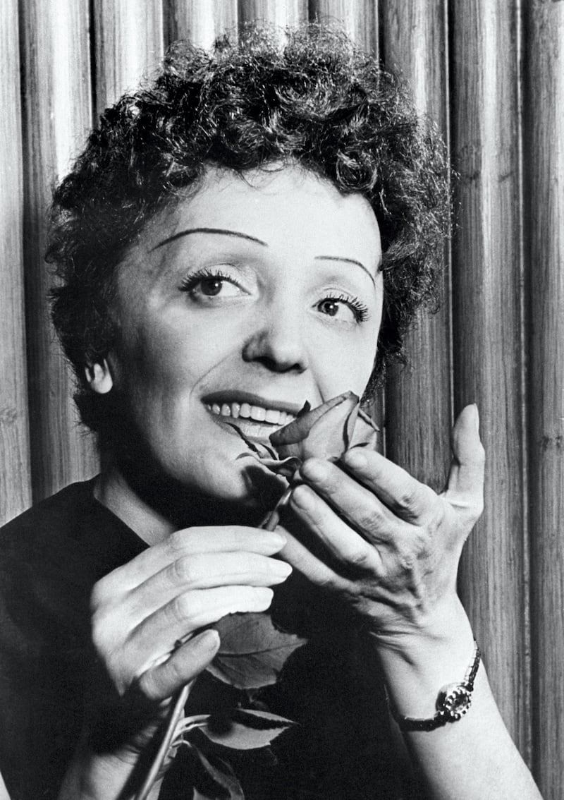 Photo non datée de la chanteuse Edith Piaf, née à Paris le 19 décembre 1915. En 1935, elle fait la connaissance de Louis Leplée, gérant du Gerny's, qui l'invite à chanter quelques titres dans son cabaret. C'est lui qui trouve à Edith son surnom de Môme Piaf, pour illustrer sa petite taille. C'est ensuite Raymond Asso qui lui fait enregistrer en 1937 le célèbre titre Mon légionnaire. Elle est décédée le 10 octobre 1963 à Grasse. AFP PHOTO (Photo by AFP)