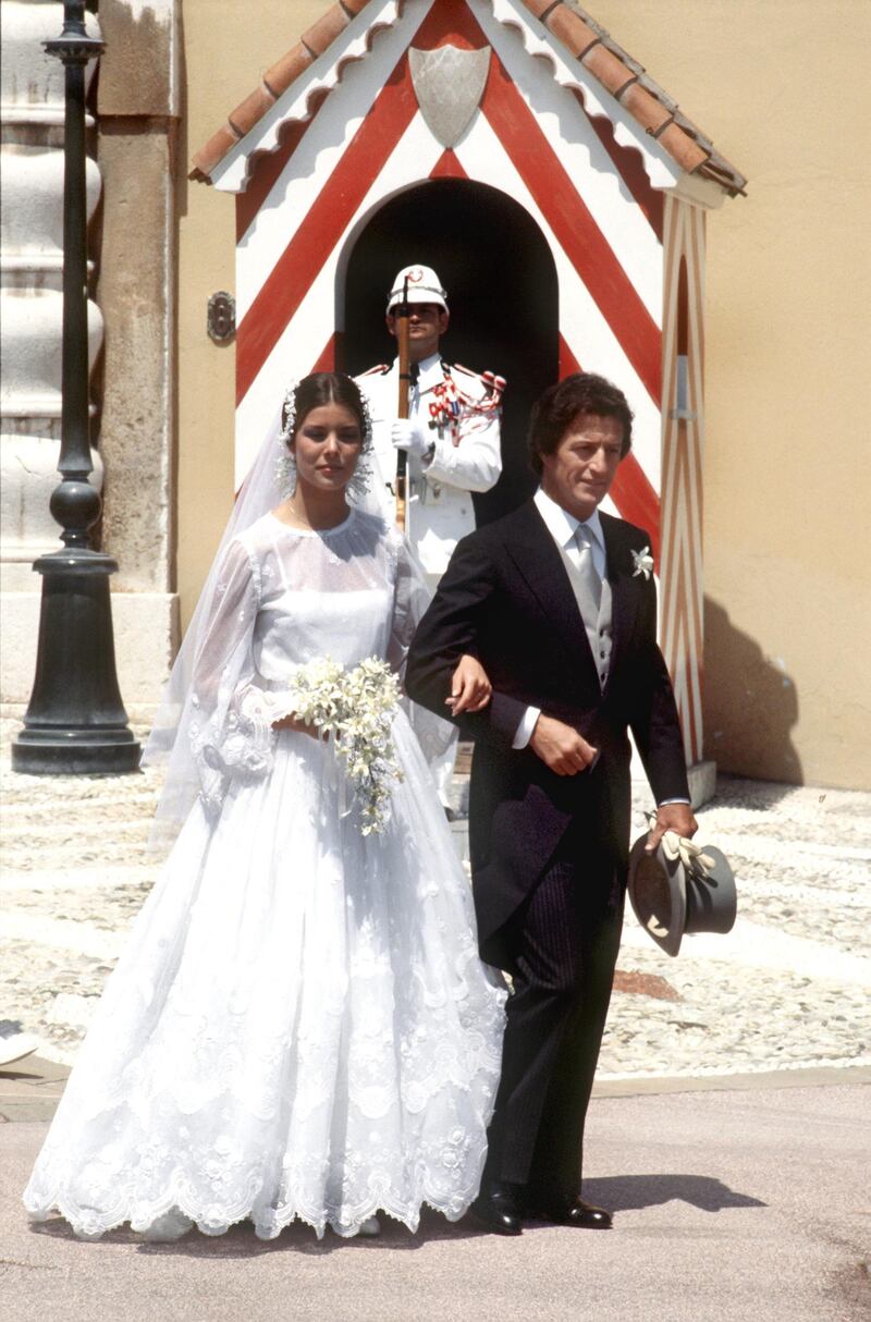 Ein Bild aus der Vergangenheit: Prinzessin Caroline von Monaco und ihr erster Ehemann Philippe Junot am 29.6.1978 vor dem FÃ¼rstenschloÃŸ in Monte Carlo nach der kirchlichen Trauung. Zwei Jahre spÃ¤ter war die Ehe geschieden. Nach dem tÃ¶dlichen Unfall ihres zweiten Mannes Stefano Casiraghi am 3.10.1990 fand die Ã¤lteste Tochter von FÃ¼rst Rainier jetzt ein neues GlÃ¼ck: Prinzessin Caroline heiratete am 23.1.1999 - ihrem 42. Geburtstag - ihren LebensgefÃ¤hrten Prinz Ernst August von Hannover. Die Trauung in Monaco fand unter grÃ¶ÃŸter Geheimhaltung statt.      (Photo by Ossinger/picture alliance via Getty Images)