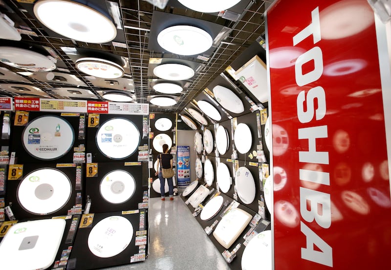 FILE PHOTO: The logo of Toshiba Corp is seen at an electronics store in Yokohama, south of Tokyo, June 25, 2013.   REUTERS/Toru Hanai/File Photo