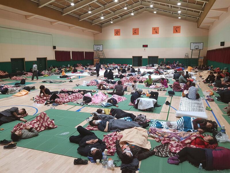 Residents rest at a shelter during a wildfire in Sokcho. Yonhap / AP
