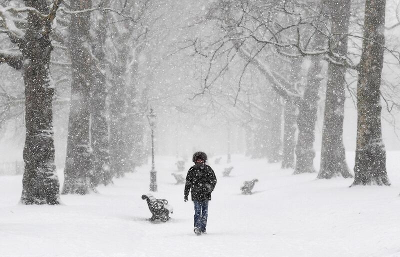 epaselect epa06570285 A man walks through heavy snow in Green Park, central London, Britain, 28 February 2018. Heavy snow fall and sub-zero temperatures have hit Britain with more heavy snow expected in the coming days. Media reports state that extreme cold weather is forecast to hit many parts of Europe with temperatures plummeting to a possible ten year low.  EPA/ANDY RAIN