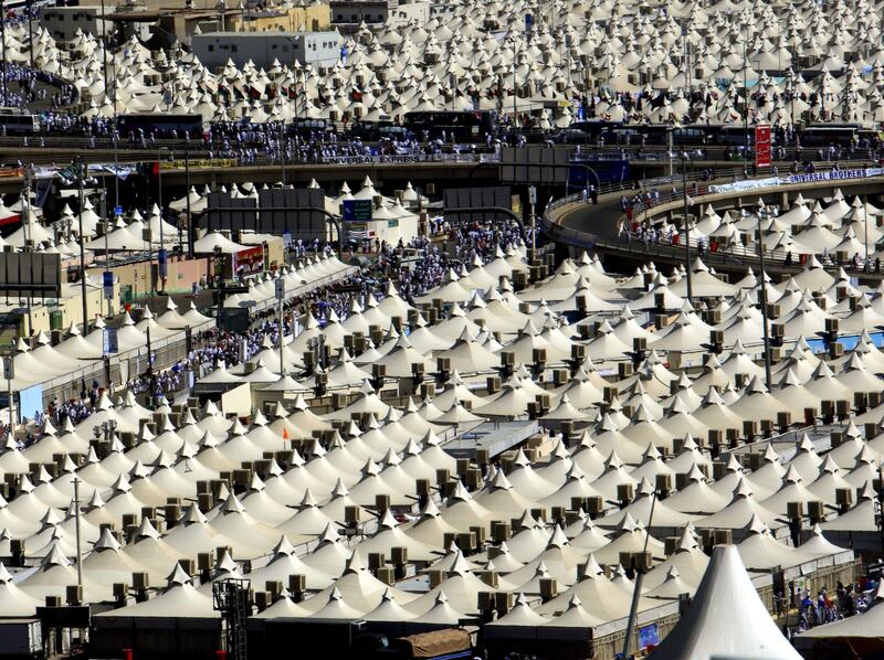 epa02994957 A general view of the tent city of Mina near Mecca, Saudi Arabia, 06 November 2011.  Millions of Muslims arrived in Saudi Arabia to perform their Hajj. The Hajj 2011 takes place from 04 to 09 November.  EPA/AMEL PAIN *** Local Caption ***  02994957.jpg