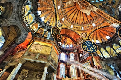 D20J8K The Islamic decoration on the domes of the interior of Hagia Sophia ( Ayasofya ) , Istanbul, Turkey