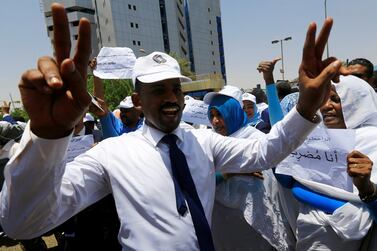 Supporters of Sudan's alliance of opposition and protest groups chant slogans outside the central bank in Khartoum during a general strike on May 29, 2019. Reuters