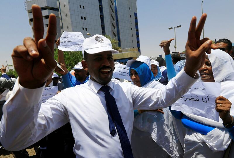 A member of Sudan's alliance of opposition and protest groups chants slogans outside Sudan's Central Bank during the second day of a strike, as tensions mounted with the country's military rulers over the transition to democracy, in Khartoum, Sudan May 29, 2019. REUTERS/Mohamed Nureldin Abdallah