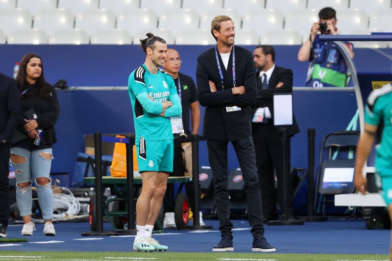 Gareth Bale speaks to Peter Crouch during the Real Madrid's training session. Getty