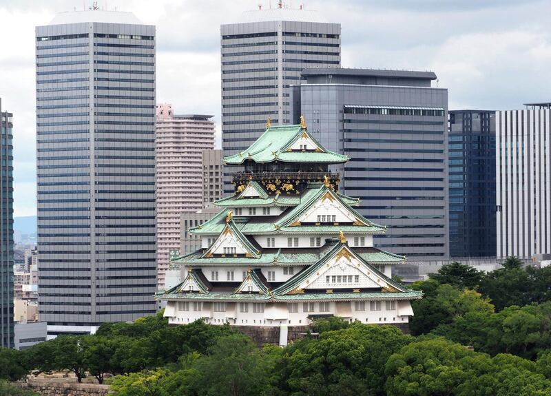 This August 9, 2018 picture shows the traditional landmark Osaka castle (C) and buildings at Osaka Business park in Osaka city, a neighbour city to Higashiosaka, one of the host cities of the next 2019 Rugby World Cup in Japan. (Photo by Toshifumi KITAMURA / AFP)