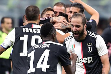 epa07902439 Juventus' Gonzalo Higuain (R) jubilates with his teammates during the Italian serie A soccer match between FC Inter and Juventus FC at Giuseppe Meazza stadium in Milan, Italy, 6 October 2019. EPA/MATTEO BAZZI