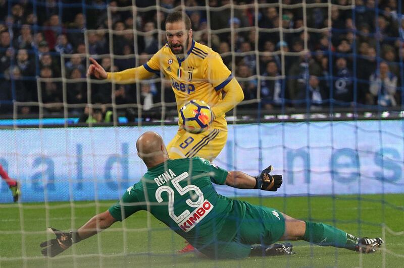 epa06362539 Juventus's forward Gonzalo Higuain and  Napoli's goalkeeper Pepe Reina during the Italian Serie A soccer match between SSC Napoli and Juventus FC at San Paolo Stadium in Naples, Italy, 01 December 2017.  EPA/CESARE ABBATE