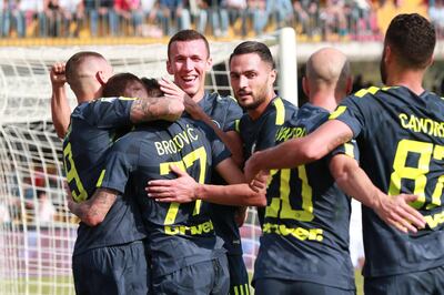 Inter Milan's Croatian midfielder Marcelo Brozovic (2ndL) celebrates with teammates after scoring during the Italian Serie A football match Benevento Calcio vs Inter Milan on October 1, 2017 at the Ciro Vigorito Stadium in Benevento. / AFP PHOTO / CARLO HERMANN