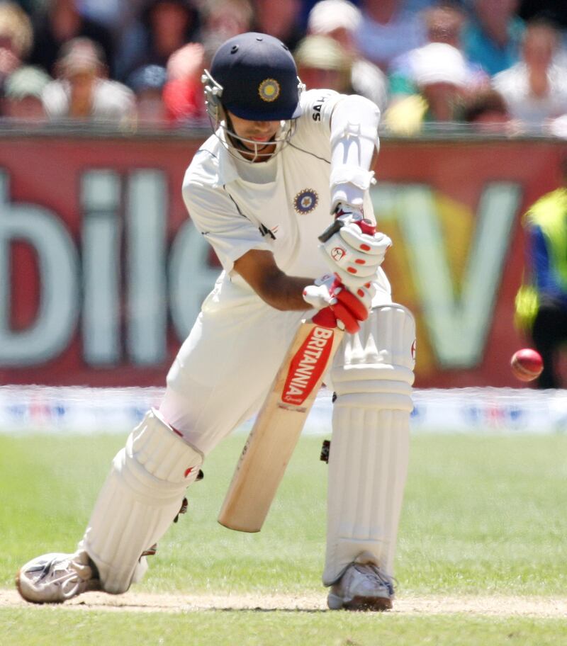 Indian batsman Rahul Dravid blocks a ball in his slow innings during the second day of the first Test match being played at the MCG in Melbourne, 27 December 2007.  India is 122-5 at tea in reply to Australia's 343.  AFP PHOTO/William WEST  RESTRICTED TO EDITORIAL USE PUSH TO MOBILE SERVICES OUT (Photo by WILLIAM WEST / AFP)