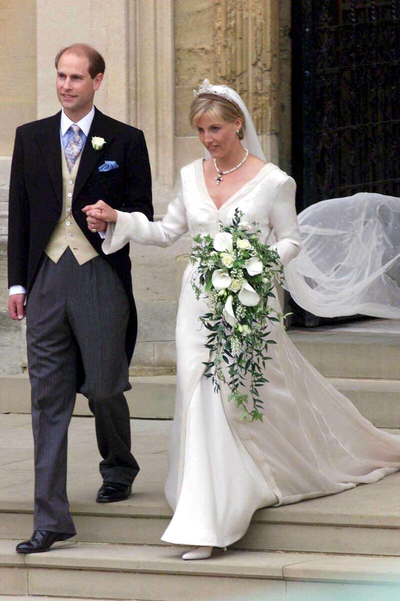 WDN33 - 19990619 - WINDSOR, UNITED KINGDOM : British Prince Edward and Sophie Rhys-Jones leave St George's Chapel at Windsor after their wedding Saturday 19 June 1999 . EPA PHOTO MIRROR PICTURES/KENT GAVIN/POOL