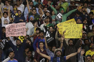 epa06618694 Spectators cheer during a knock out match of Pakistan Super League between Peshawar Zalmi and Karachi Kings, at Gaddafi Stadium in Lahore, Pakistan, 21 March 2018.  EPA/RAHAT DAR