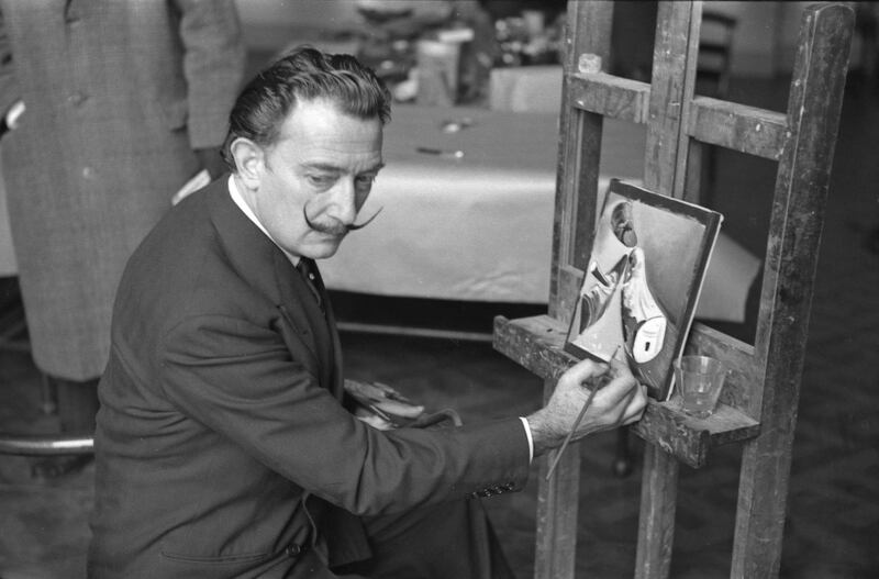 Paris, mercredi 20 novembre 1954. Salvador Dal’ au laboratoire du musŽe du Louvre copiant La Dentellire de Vermeer de Delft pendant le tournage du film L'Histoire prodigieuse de la Dentellire et du RhinocŽros.