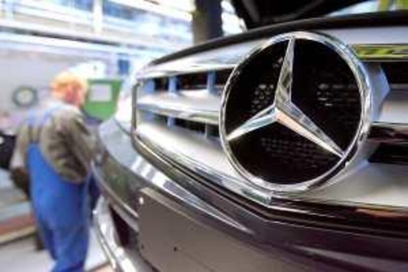 epa01951653 (FILE) An employee of the Stuttgart-based Daimler Group works in the production line of the Mercedes C-Class vehicles in Sindelfingen plant (near Stuttgart), Germany, 25 January 2008. Daimler Group announced on 02 December 2009 that it will no longer assemble the Mercedes C-Class in Sindelfingen, but in its Bremen plant. In return, the assembly of its Mercedes SL will be shifted to Sindelfingen from 2014.  EPA/BERND WEISSBROD *** Local Caption ***  01951653.jpg *** Local Caption ***  01951653.jpg