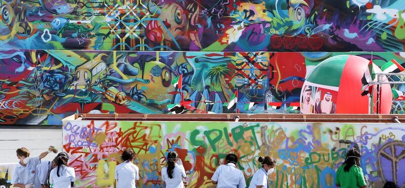 Students from Horizon International School Dubai taking part in the making of the world‘s longest graffiti scroll at Jumeirah Beach Park in Dubai. Pawan Singh / The National 