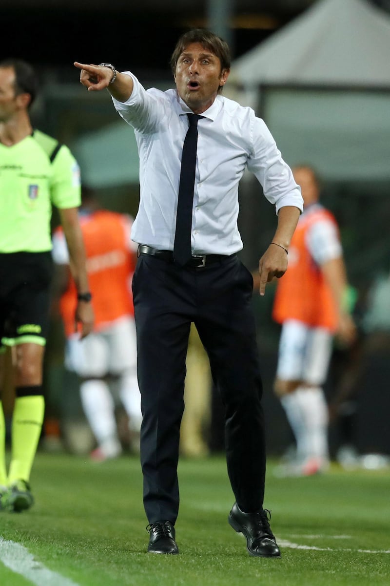 epa08579885 Inter's head coach Antonio Conte gestures during the Italian Serie A soccer match Atalanta BC vs FC Inter at the Gewiss Stadium in Bergamo, Italy, 01 August 2020.  EPA/PAOLO MAGNI