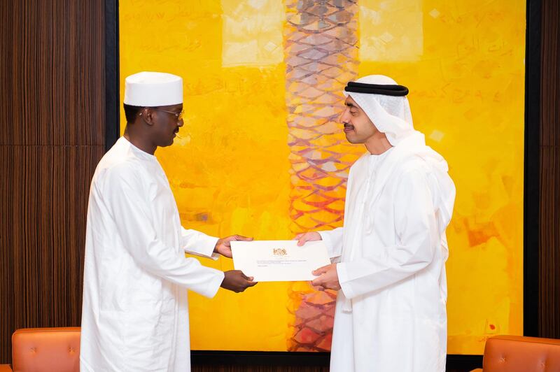 ABU DHABI, 11th September, 2018 (WAM) -- His Highness Sheikh Mohamed bin Zayed Al Nahyan, Crown Prince of Abu Dhabi and Deputy Supreme Commander of the UAE Armed Forces, received on Tuesday a message from Chadian President Idriss Deby, which dealt with ways of enhancing bilateral ties.

The note was delivered to H.H. Sheikh Abdullah bin Zayed Al Nahyan, Minister of Foreign Affairs and International Cooperation, by Zakaria Idriss Deby, Ambassador of the Republic of Chad to the UAE, during a meeting in Abu Dhabi today. MOFA / Wam