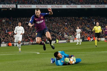 Barcelona's Spanish defender Jordi Alba (L) vies for the ball with Real Madrid's Costa Rican goalkeeper Keylor Navas during the Spanish Copa del Rey (King's Cup) semi-final first leg football match between FC Barcelona and Real Madrid CF at the Camp Nou stadium in Barcelona on February 6, 2019. / AFP / PAU BARRENA