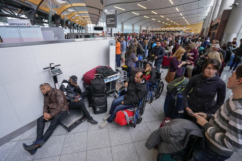 epaselect epa06396120 Passengers affected by a widespread power outage wait in long lines at the International Terminal of Hartsfield-Jackson Atlanta International Airport  in Atlanta, Georgia, USA, 17 December 2017. The airport, one of the busiest in the world, reported a power outage that affected several areas of the airport, disrupting operations.  EPA/ERIK S. LESSER