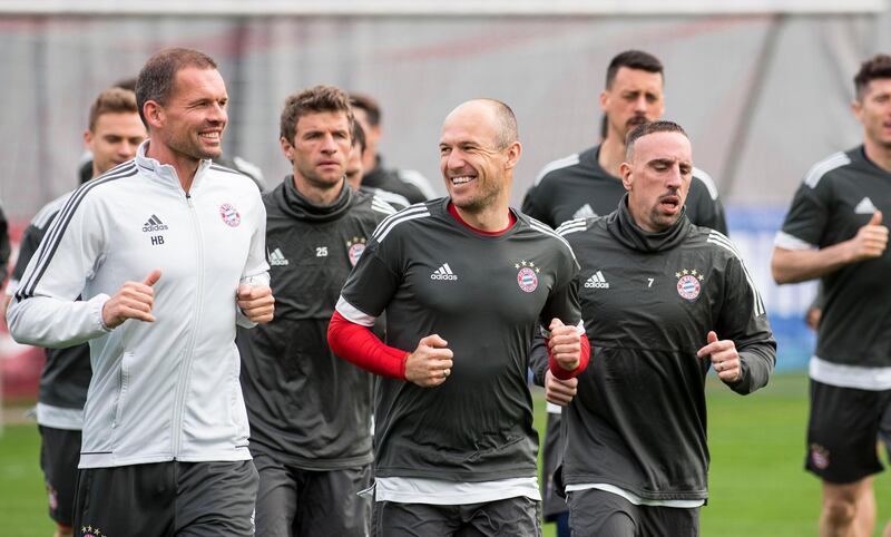 epa06658828 Bayern Munich's assistant coach Holger Broich (L) and Arjen Robben (C) attend their team's training session in Munich, Germany, 10 April 2018. FC Bayern Munich will face Sevilla FC in their UEFA Champions League quarter final, second leg soccer match on 11 April 2018 in Munich.  EPA/LUKAS BARTH