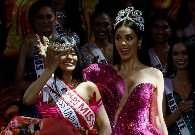 Winner Gazini Ganados loses control of her crown as reigning Miss Universe 2018 Catriona Gray reacts during the coronation night of the Miss Philippines 2019 in Quezon City.  EPA/ROLEX DELA PENA