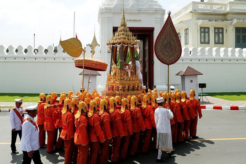 A royal palanquin is carried by soldiers during a procession to transfer the royal relics and ashes of Thailand's late King Bhumibol Adulyadej from the crematorium to the Grand Palace in Bangkok, Thailand October 27, 2017. REUTERS/Jorge Silva
