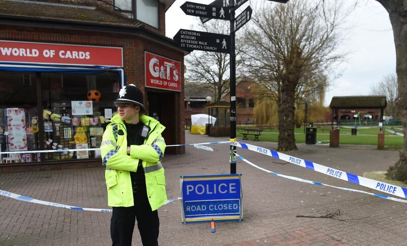 epa06603350 A police stand guard next to the sealed off bench where Sergei Skripal and his daughter Yulia collapsed in Salisbury in Britain, 14 March 2017. British Prime Minister Theresa May expelled 23 Russian diplomats, blaming Moscow for the poisoning of former Russian Sergei Skripal and his daughter on 04 March 2018.  EPA/FACUNDO ARRIZABALAGA