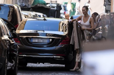 epa07857238 US model Karlie Kloss arrives at a hotel before attending the wedding ceremony of fashion designer Misha Nonoo and businessman Michael Hess at Villa Aurelia in Rome, Italy, 20 September 2019.  EPA/ANGELO CARCONI