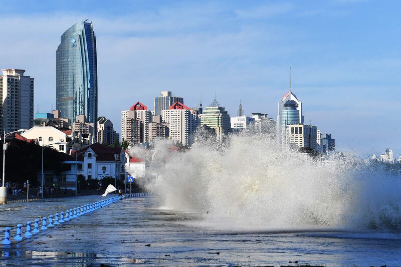 Waves caused by Typhoon In-Fa in Qingdao.