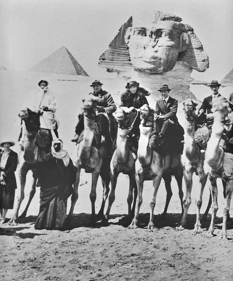 HGF9CR Mr & Mrs Winston Churchill, T.E.Lawrence and Gertrude Bell on camels in front of the Sphinx. Egypt 15th February 1921. Alamy