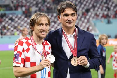 El capitán de Croacia, Luka Modric, con el técnico Zlatko Dalic tras terminar tercero en el Mundial de Qatar 2022.  EPA