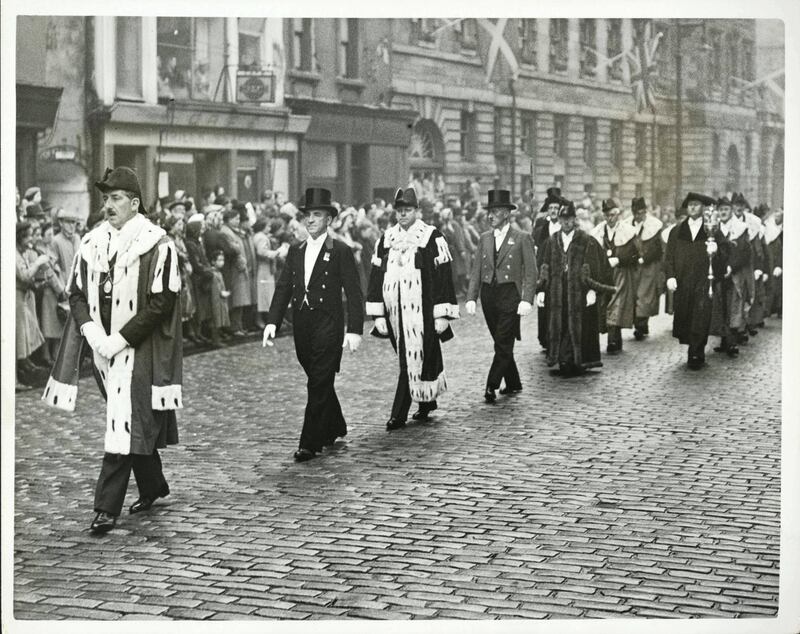 Edinburgh Festival Opens With Procession To St Giles, EdinburghÃ­s fourth international festival of Music and Drama opened under grey skies with a procession to ST GILES CATHEDRAL for the inaugural service of praise and thanksgiving A view of the Procession as it walks to St Giles Cathedral with city dignitaries in cocked hats and scarlet robes, Edinburgh. (Photo by Hulton Archive/Getty Images)