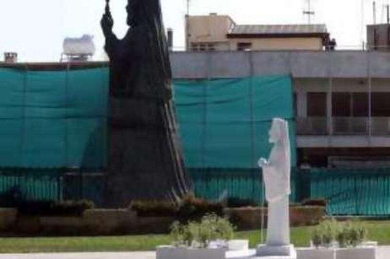 23.10.2008
The new white statue and the old statue of Archbishop Makarios.
Photo by FieldPress/Amvrosios Demou.
                        