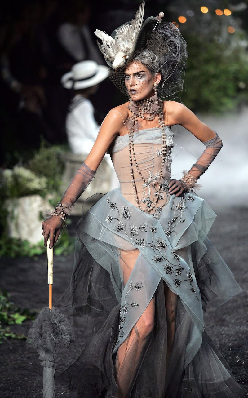 British model Stella Tennant presents a creation by British designer John Galliano for Dior during the 2005-06 Autumn/Winter Haute Couture collections, 06 July 2005.
AFP PHOTO    FRANCOIS GUILLOT (Photo by FRANCOIS GUILLOT / AFP)