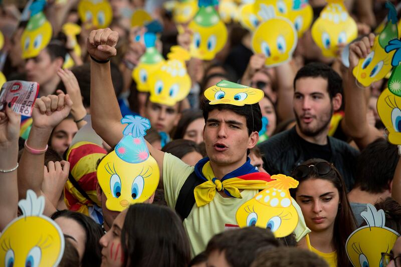 Students with Looney Toons character 'Tweety" masks take part in a pro-referendum demonstration called by students on September 28, 2017 in Barcelona. 
Thousands of students went on strike to the streets of Barcelona today as part of the "permanent mobilization" of the Catalan separatists, three days ahead of the referendum on independence banned by Spanish justice. / AFP PHOTO / Josep LAGO