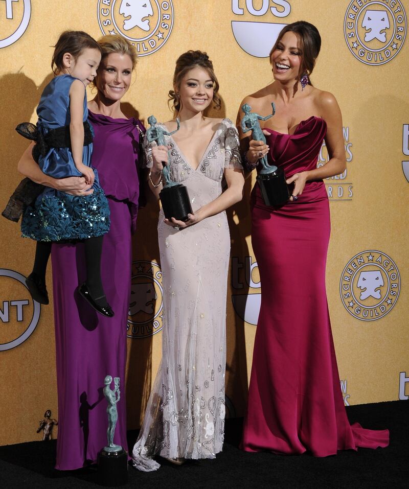 epa03085548 Colombian actress Sofia Vergara (R), US actress Sarah Hyland (2R), Julie Bowen (2L) and Aubrey Anderson-Emmons (L) hold up the award for Outstanding Performance by an Ensemble in a Comedy Series for 'Modern Family' at the 18th Annual Screen Actors Guild Awards held at the Shrine Auditorium in Los Angeles, California, USA, 29 January 2012.  EPA/PAUL BUCK