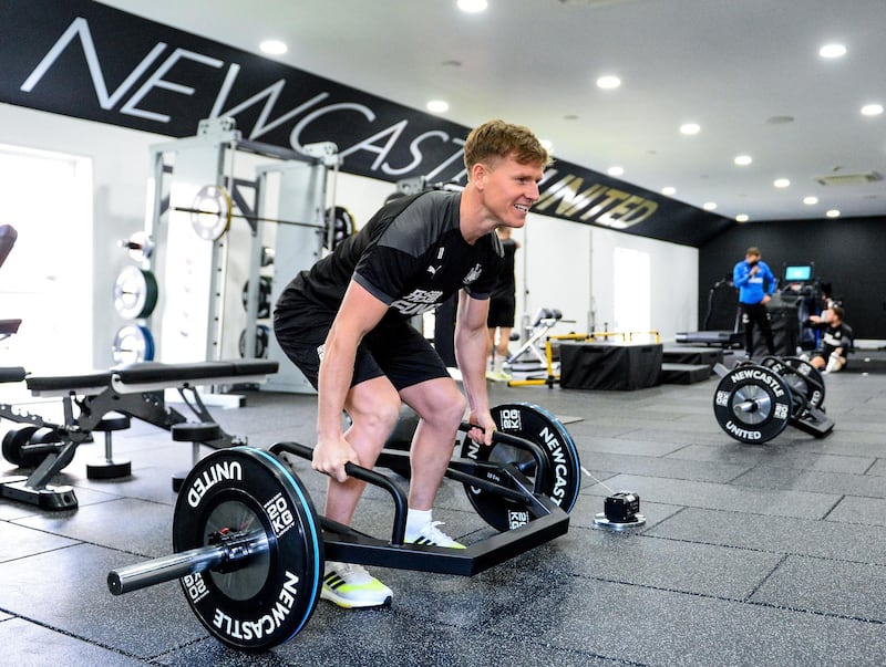 NEWCASTLE UPON TYNE, ENGLAND - APRIL 09: Matt Ritchie lifts weights during the Newcastle United Training Session at the Newcastle United Training Centre  on April 09, 2021 in Newcastle upon Tyne, England. (Photo by Serena Taylor/Newcastle United via Getty Images)