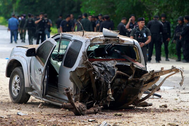 Military personnel search the area of a roadside bomb blast in the southern province of Pattani, Thailand, September 22, 2017. REUTERS/Surapan Boonthanom     TPX IMAGES OF THE DAY