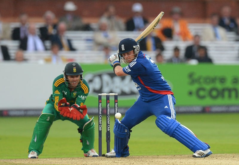 LONDON, ENGLAND - SEPTEMBER 02:  Ian Bell of England (R) plays a shot, watched by AB de Villiers of South Africa during the 4th NatWest Series ODI match between England and South Africa at Lord's Cricket Ground on September 2, 2012 in London, England.  (Photo by Shaun Botterill/Getty Images) *** Local Caption ***  151149905.jpg